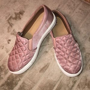 Super cute size 5W (width)*never worn*